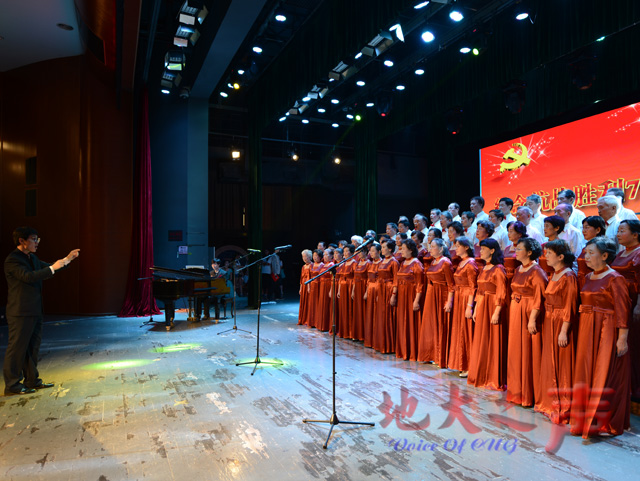 　　7月5日，湖北省高校老协纪念抗战胜利70周年大合唱演唱会举行，来自全省近20所院校的老同志献上了20个大合唱。（屠傲凌摄）