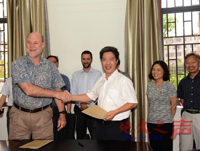 　　二、副校长王华与美国夏威夷大学马诺阿分校副校长Brian Taylor代表双方签订两校友好合作备忘录。（屠傲凌摄）