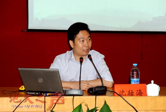 四、武汉大学教授沈壮海作题为《共建精神家园 共强兴国之魂——积极培育和践行社会主义核心价值观》的专题报告。（屠傲凌摄）