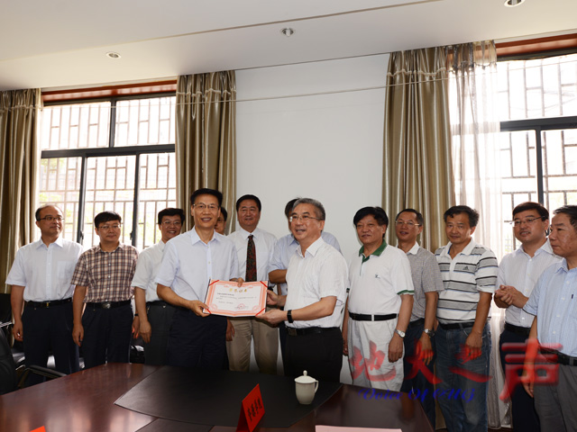 　　二、校长王焰新向赵文智院士颁发捐赠证书。