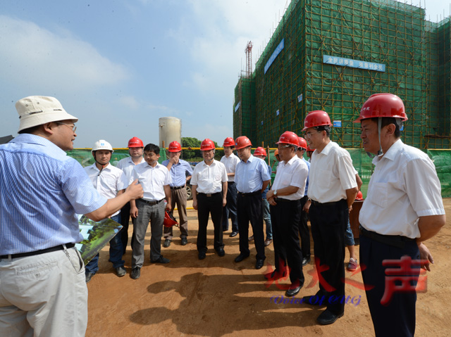 　　六、贾耀斌一行视察资环工研院建设现场，听取关于资环工研院建设情况的工作汇报。（屠傲凌摄）