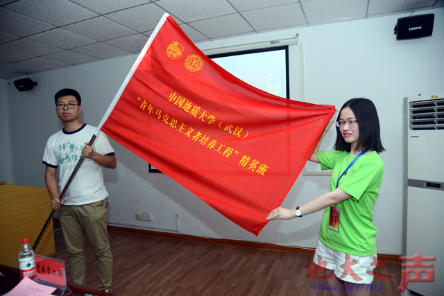 　　二、第七期学员代表王一洋和第八期学员代表陈佳雨交接青马班班旗。（张玉贤摄）