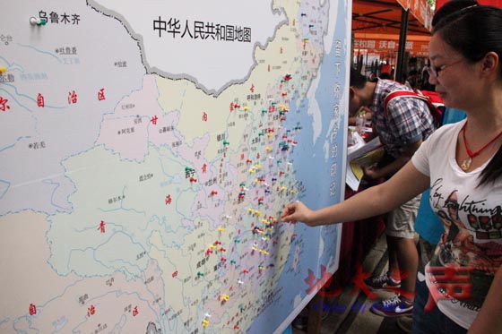 六、新生在中国地图上标记自己的故乡。（谢申傲  刘宏宇 郑潇平摄）