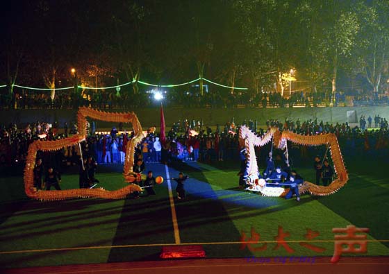 　一、12月31日晚，我校举行2014年元旦嘉年华活动。丰富多彩的体育、文娱等活动吸引众多学子参与。