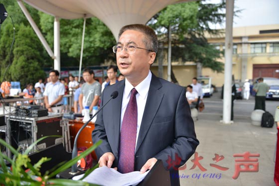 三、校长王焰新讲话并检阅全体新生队列。