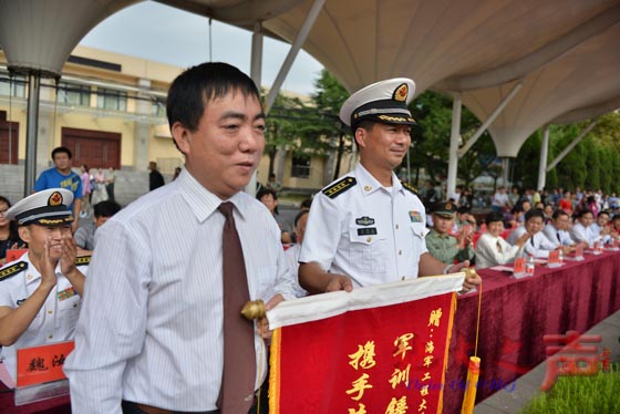 八、副校长赖旭龙向海军工程大学赠送锦旗。