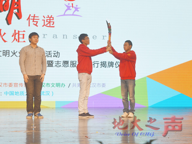 　　五、江汉大学志愿者协会负责人向我校志愿者协会负责人传递“文明火炬”，并向山中花儿助学团志愿服务团队传递。