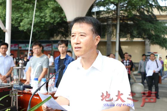九、教师代表、地球科学学院龚一鸣教授发言。