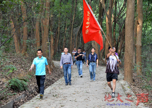 　　金秋硕果累，九九菊飘香。为丰富教职工生活，学校组织教职工“九·九”重阳登高。教职工们以饱满的热情沿着规划路线，走进自然，登高望远，锻炼身体，愉悦身心。（张玉贤摄）