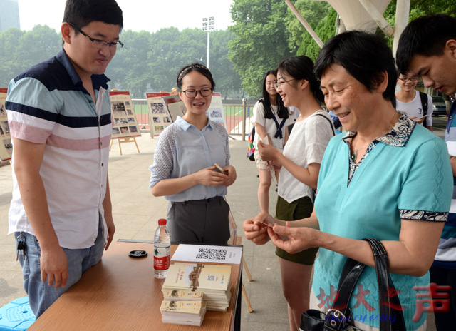 　　6月8日，“6·9国际档案日”活动在西区主席台举行。档案馆开设的“微信扫码”、“有奖问答”、“时光邮差活动”等活动吸引众多师生驻足。校党委副书记朱勤文，相关部门负责人参加。（张玉贤摄）