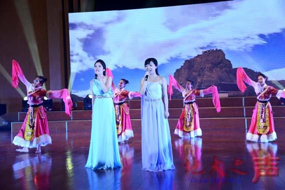 三、表彰会后，师生们带来了“梦耀东方”专题晚会。民族歌舞串烧《北京的金山上》、大合唱《黄水谣》、歌伴舞《中国梦》等精彩的节目赢得阵阵喝彩。（董一雯 寿建林摄）