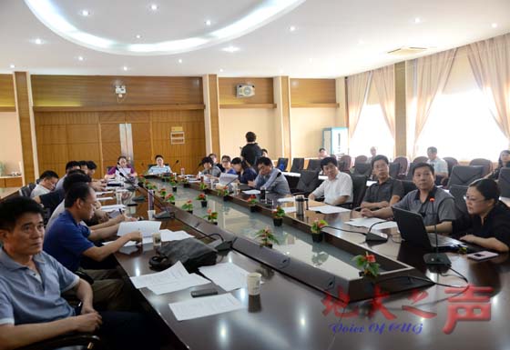 6月6日，2014年校级教学研究重点项目评审会在惠宾楼四层会议室召开。校教学工作指导委员会全体成员参加评审。本次重点项目包括教学研究重点项目、MOOC课程建设项目及 “移动学习”项目，24位项目负责人参加答辩。（张玉贤摄）