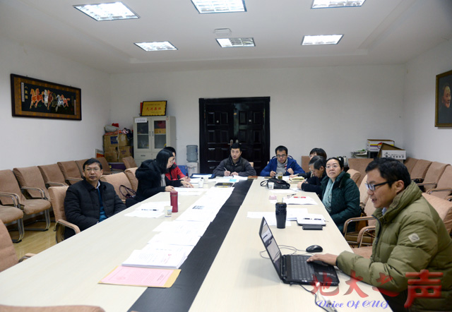 　　为深入贯彻执行党风廉政建设责任制，落实全面从严治党的要求，进一步推进全校党风廉政建设和反腐败工作，在前期各单位自查的基础上，12月22日至28日，由校领导带队，对二级单位党风廉政建设责任制落实情况进行检查考核。（屠傲凌 张玉贤摄）