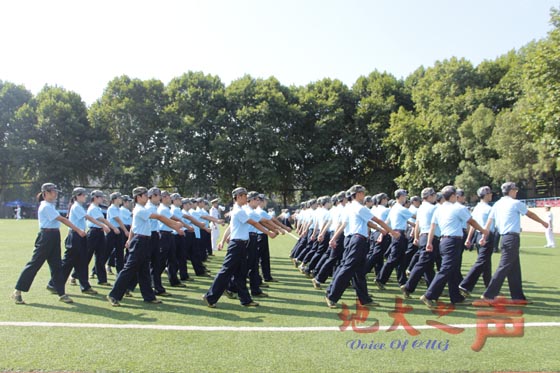 2014级新生已于9月16日上午正式开始为期15天军训生活，带训教官由来自海军工程大学的50余名学员组成，军训期间教官将向新生们传授军人基本队列动作、内务条令。（刘宏宇 董一雯 郑丽媛 王瑞雪摄）