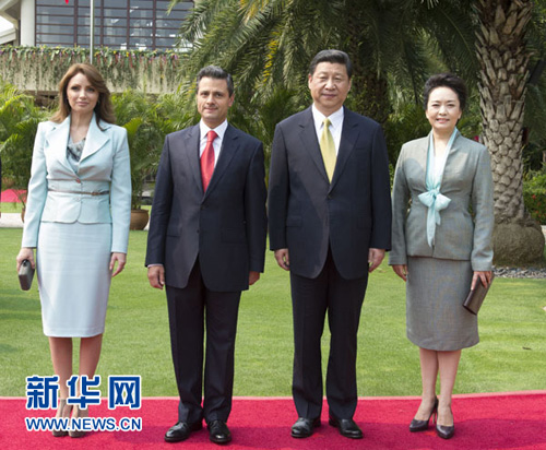 4月6日，国家主席习近平在海南省三亚市同墨西哥总统培尼亚举行会谈。会谈前，习近平为培尼亚访华举行欢迎仪式。这是习近平和夫人彭丽媛同培尼亚和夫人合影。新华社记者 李学仁 摄