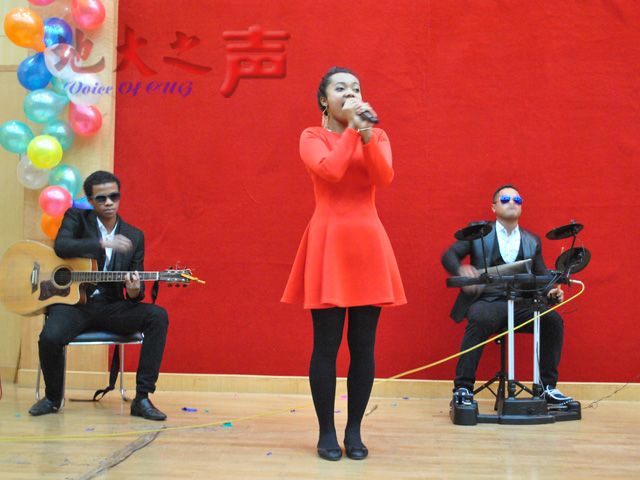 　　二、来自15个国家的40多名国际学生表演了捷克民歌、英文歌曲、非洲舞蹈及器乐演奏等十余个节目。（韩紫嫣 张子涵摄）