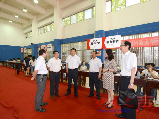 　　9月9日，中国银行湖北省分行副行长朱志军携省分行工会、保卫部、东湖支行相关负责人一行前往学校迎新点，向代收学费的学校和中国银行工作人员表示慰问，副校长赖旭龙陪同前往。（屠傲凌摄）