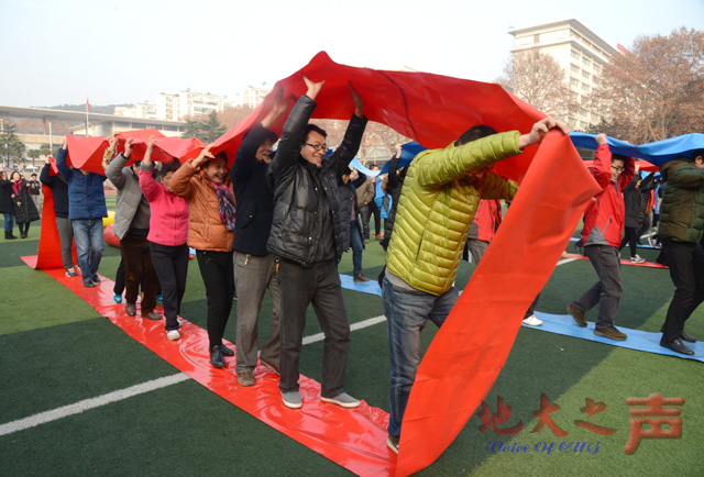 　　为营造良好的冬季健身氛围，12月30日，机关工会在西区大操场举办“迎新年、树新风”为主题的冬季健步月活动。欢乐毛毛虫、无敌风火轮、健步走等趣味活动吸引机关300多名教职工参加。（刘从贵 吴子敬 张子涵摄）