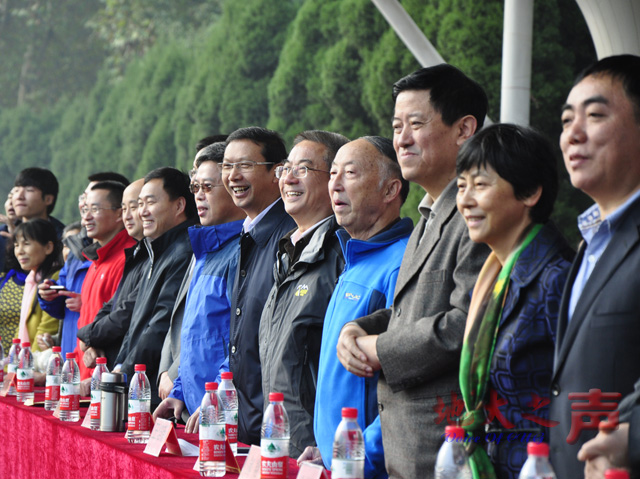 　　一、11月1日，2014年秋季运动会在西区田径场隆重举行。在校校领导，院士，相关单位负责人，全体运动员参加运动会。