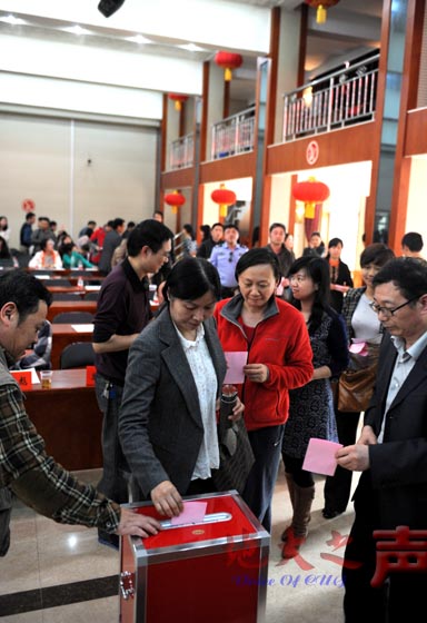 　三、投票选举新一届机关工会委员。（谢申傲 屠傲凌摄）