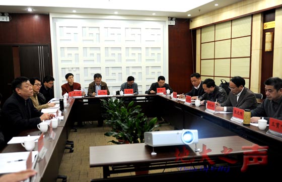 3月26日，长江大学副校长周思柱一行来校，与我校进行对口支持性合作工作洽谈，校党委副书记傅安洲，相关职能部门、学院（课部）负责人参加洽谈。（屠傲凌摄