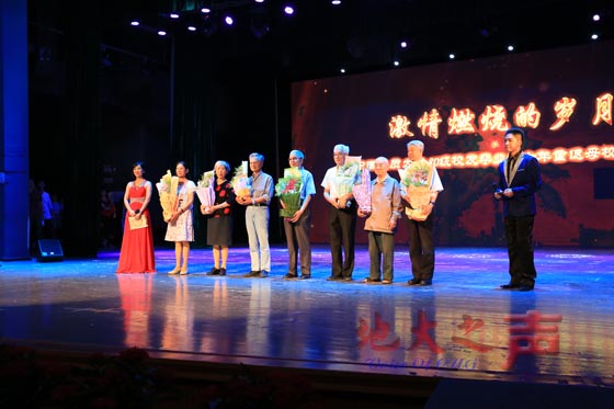 四、为教师代表献花。