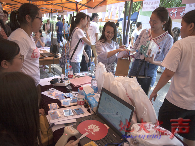 　　一、9月3日至4日，6000余名新生陆续来校报到。