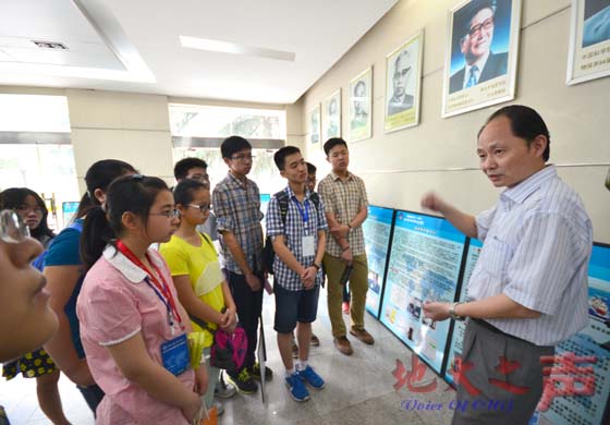 四、营员们参加学院特色活动，聆听专家科普讲座，参观国家重点实验室等。（张玉贤  校报记者团摄）