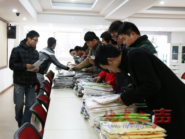 　　12月17日，2014年秋季中国扶贫基金会金利来服装捐赠活动在学工处师生交流厅举行。此次金利来为我校家庭经济困难的大学生捐助男士T恤300件，帮助大学生用于活动、求职等着装，受赠学生均为我校大二、三、四男生，学工处奖助中心将在12月19日前将衣服发放给受助同学。（赵子豪 毕梦茜摄）