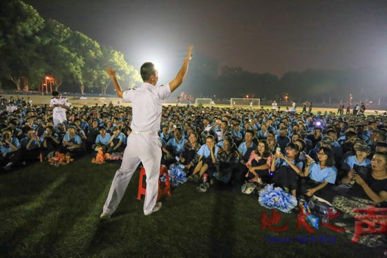 9月25日晚，2014年迎新晚会在我校西区体育场举行。晚会在各营队嘹亮的歌声中拉开帷幕，由2014级新生、海军工程大学教官及学长们带来的《壮志飞扬》、《强军战歌》、《响当当的连队》、《夜来香》、《小苹果》、《Nobody》、《勘探队员之歌》等一系列精彩的节目给师生带来了一个难忘的夜晚。（刘宏宇摄）