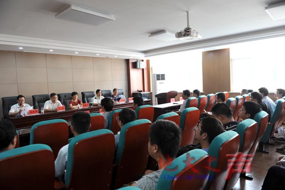 一、为进一步整合办学资源，凝练学科方向，学校决定由引进的“先进控制与智能自动化研究所”学术团队、机械与电子信息学院自动化专业、测控技术与仪器专业及信息技术教学实验中心等联合组建自动化学院。9月11日，自动化学院党政领导班子宣布到岗。组织部部长刘亚东宣读学校《关于组建自动化学院及干部职务任免的通知》，