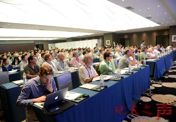 五、此次会议将围绕“地球生物学的现代过程与地质过程相结合”这一主题进行研讨。来自美国、德国、英国、法国、澳大利亚、日本等10余个国家的60余名专家学者和250余名国内代表参加此次会议。（张玉贤摄）
