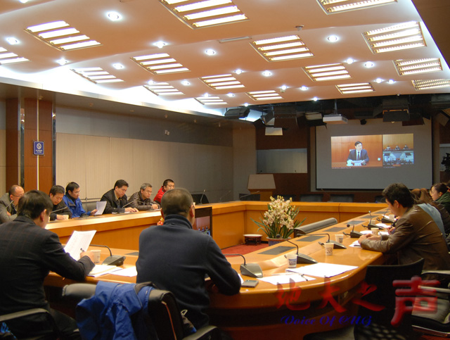 　　12月4日下午，2015年全国普通高校毕业生就业创业工作网络视频会议召开，校党委书记郝翔、校党委副书记傅安洲，本科生招生工作领导小组成员，相关职能部门负责人，各学院院长，分管教学、研究生工作副院长，党委副书记在网络技术中心会议室参加会议。（赵子豪 郑笛畅摄）