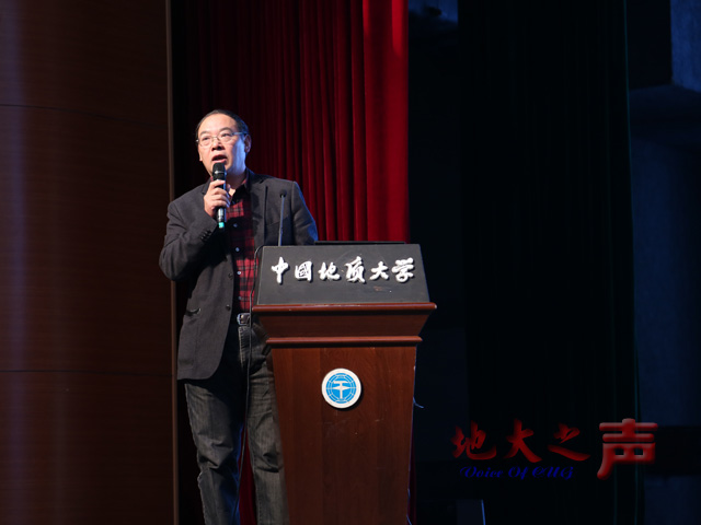 　　三、研究生院院办公室、招生办公室、培养处、专业学位办、学位办、研工部、国土资源学院、信息管理办公室等部门负责人就各自的工作和相关政策解读向参会人员作专题汇报，会议由研究生院常务副院长杜远生主持。（郑丽媛 周雨婧 阳敏摄）