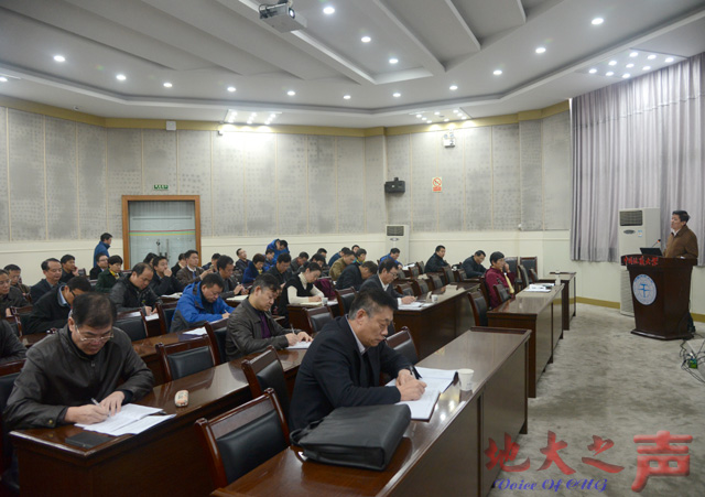 　　11月4日，学校在八角楼召开学习十八届六中全会精神暨基层党建专项整改任务布置会。校党委书记郝翔结合中央、湖北省委、教育部党组对学习贯彻十八届六中全会精神的指示要求，以《学习六中全会公报的体会》为题作专题辅导党课；校党委副书记朱勤文传达湖北省委、省委高校工委关于抓好基层党建专项整改任务的有关会议精神，并就我校基层党建专项整改任务提出要求；校党委副书记傅安洲，各二级党组织书记、副书记，党务部门负责人参加。（张玉贤摄）