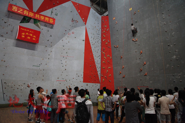 　　5月9日，2015地大攀岩及第五届华中高校攀岩交流赛在西区攀岩馆举行，来自武汉大学、华中农业大学、湖北大学、武汉体育学院、我校等高校的90余名运动员参加了比赛，共进行了男、女专业组及业余组等2个组别的比赛。（张庭宁摄）