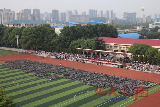 　一、9月30日上午，2014级本科生军训汇演暨开学典礼在西区田径场举行。