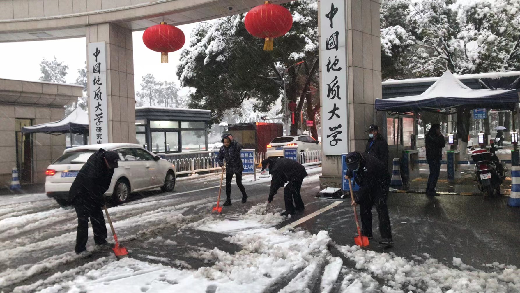 迎暴雪保安全，安全保卫部筑牢校园安全屏障