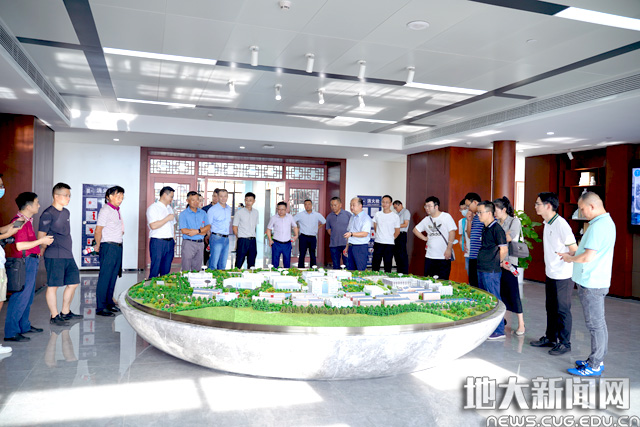湖北校友座谈会在未来城校区举行