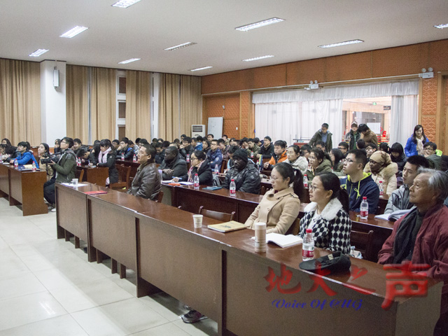 　　12月17日，区域和国别研究名家讲坛在东苑报告厅举行，国际合作处孙来麟为师生作题为《党的十八大后中国外交面临的新挑战与新应对》的专题讲座。（关皓月 程远摄）