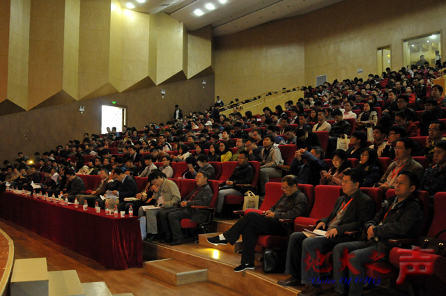 　　一、10月31日，2015年测绘科学与技术全国博士生论坛开幕。中科院院士许厚泽、龚健雅，湖北省测绘地理信息局局长陈文海，科技部国家遥感中心总工李加洪，副校长唐辉明，中地数码集团总裁刘永及来自全国各地的专家学者和博士生等参加开幕式。