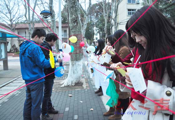 　　三、3月7日，各学院男生策划系列“私人定制”心愿墙、心愿树、免费豆浆等活动并帮忙实现，陪伴女生们度过一个温馨、快乐的女生节。（校报记者团摄）