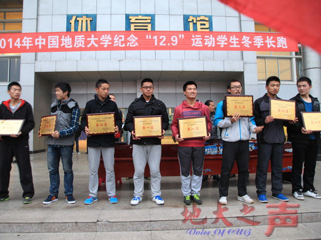 　　二、比赛决出男女团体、个人前三名和道德风尚奖。（周子豪 王瑞雪 赵子豪 张庭宁 王一如摄）