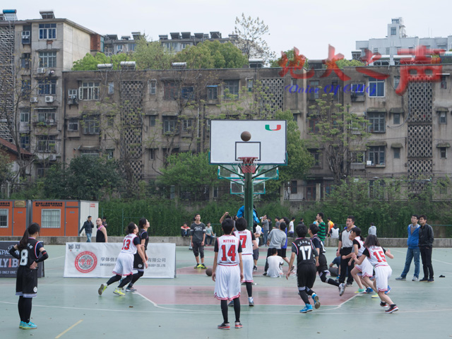 　　4月8日，2015年中国地质大学（武汉）女子篮球赛在西区篮球场开赛，20余支代表队将参加为期一个月的比赛，精彩的赛事吸引了同学们的驻足观看。（何健辉摄）