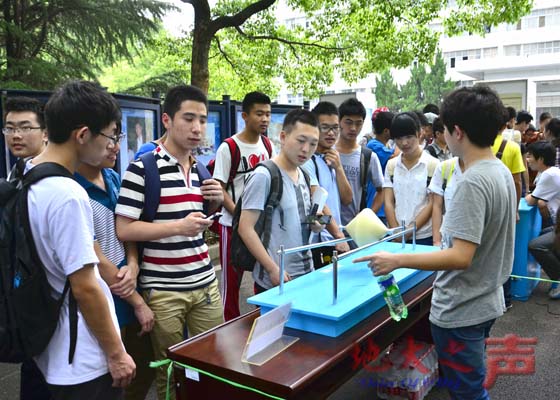 一、5月22日，数学与物理学院首届数理文化科普展演举行。数理快闪、数理创意作品展、数理趣闻知识展览、物理开放实验、科普有奖知识竞答等数理文化大餐吸引众多师生驻足。