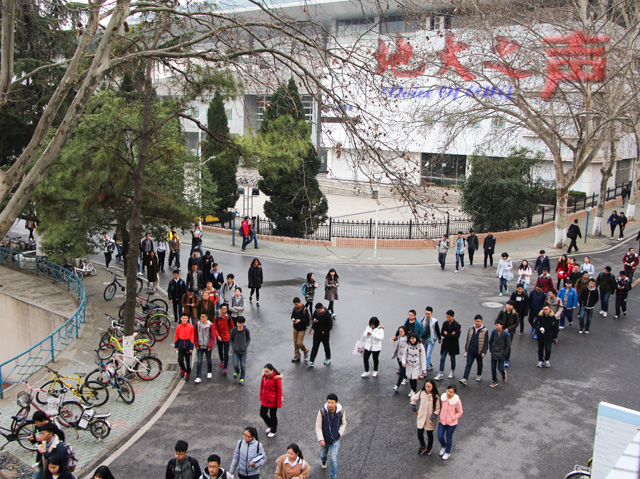 　　一、2月29日，学校迎来了新学期第一课，学生陆续步入教学楼。