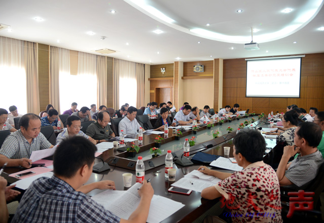 　　9月20日，学校在惠宾楼四层会议室召开洪山区人大代表换届选举工作动员及培训会，专题部署洪山区关山街第19选区区级换届选举工作。换届选举工作小组组长、校党委书记郝翔，换届选举工作小组副组长、校党委副书记朱勤文，选举工作小组成员，各选民小组组长、副组长等参加。（江芬摄） 