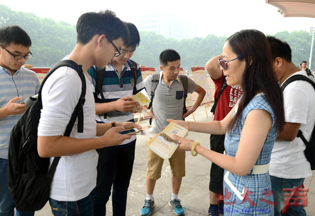 　　6月8日，“6·9国际档案日”活动在西区主席台举行。档案馆开设的“微信扫码”、“有奖问答”、“时光邮差活动”等活动吸引众多师生驻足。校党委副书记朱勤文，相关部门负责人参加。（张玉贤摄）