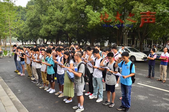 二、参赛队员宣誓。（寿建林摄）
