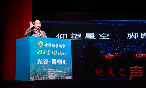　　五、千叶珠宝董事长林明杰、北京发研工程董事长潘鸿宝、四方光电董事长熊友辉等3名校友热心返校，分享他们各自的创业经验。